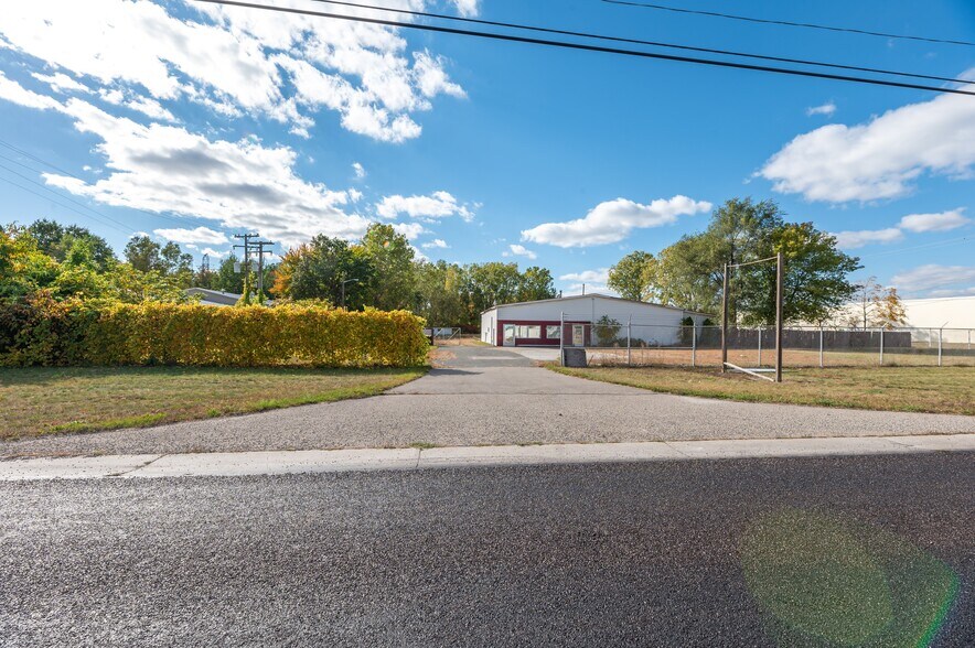 More Photos Of 3905 32nd St, Port Huron Truck Terminal For Sale