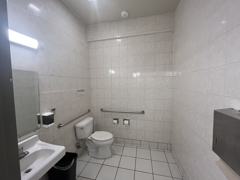 More Photos Of 211 Fern St, Santa Cruz Showroom For Sale