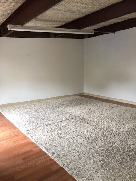 More Photos Of 11166 Ables Ln, Dallas Warehouse For Lease