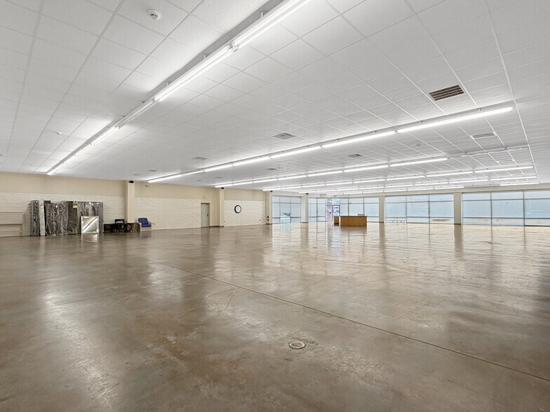 More Photos Of 2719 McFarland Blvd E, Tuscaloosa General Retail For Lease