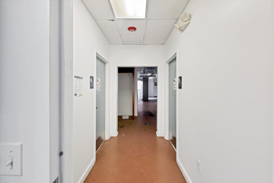 More Photos Of 2451 17th St, Sarasota Showroom For Sale