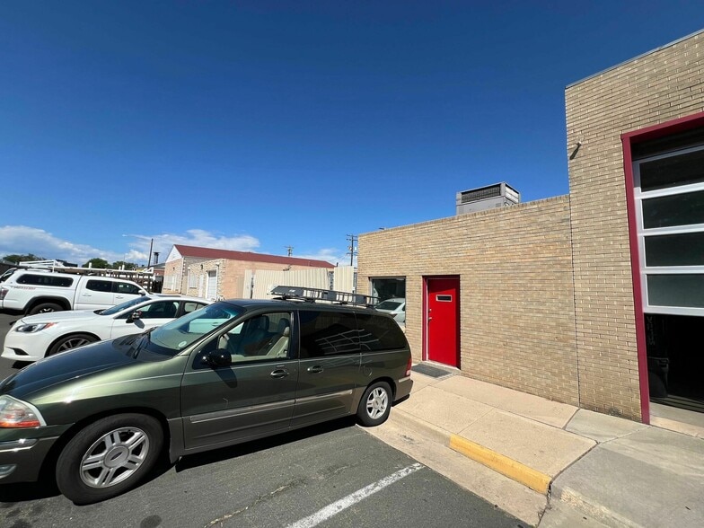 More Photos Of 11983 14th Ave, Aurora Industrial For Lease