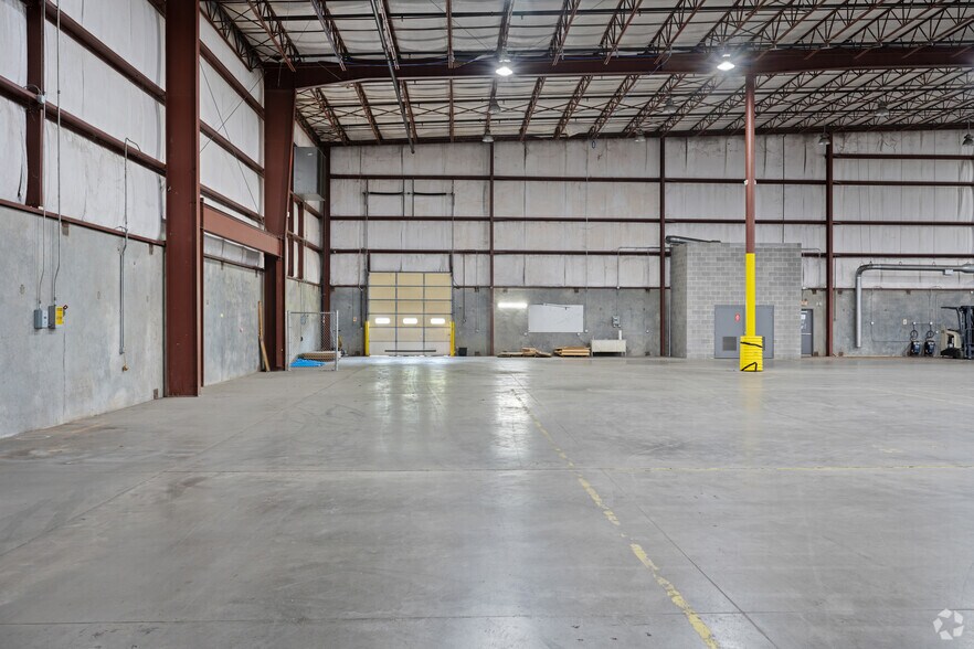 More Photos Of 41 N Industrial Dr, Calera Distribution For Lease