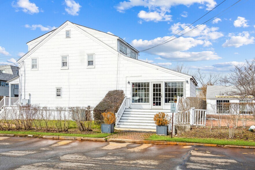 More Photos Of 23 Bridge St, Sag Harbor Freestanding For Sale