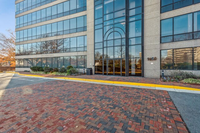 More Photos Of 1950 Old Gallows Rd, Vienna Office For Lease