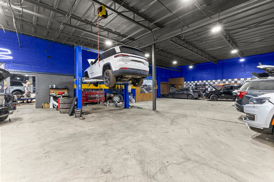 More Photos Of 12950 Lyndon Ave, Detroit Warehouse For Lease