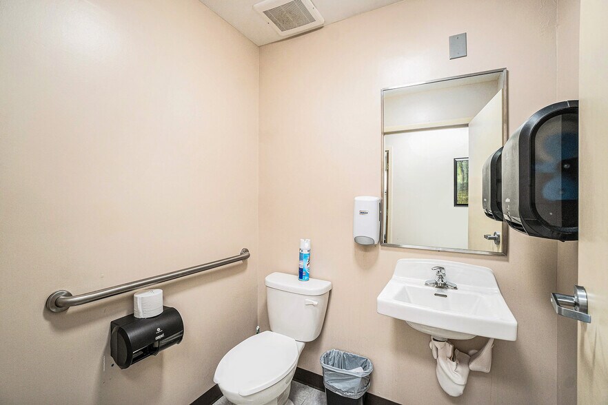 More Photos Of 2 Holly Ln, Paola Medical For Sale