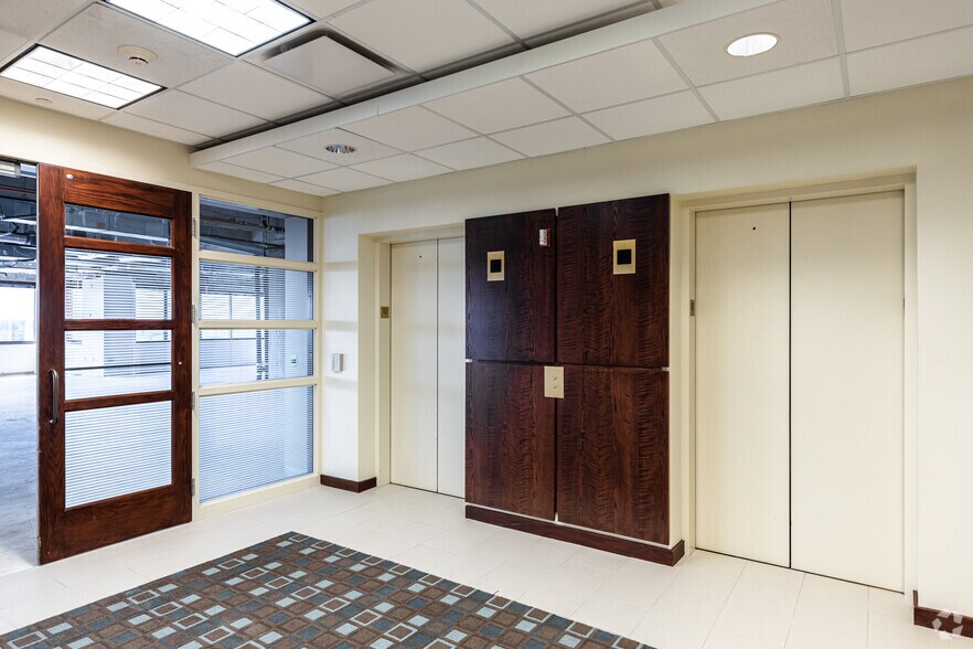 More Photos Of 4900 Main St, Kansas City Office For Lease