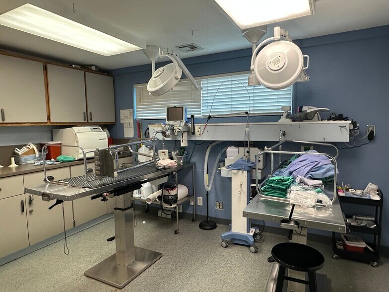 More Photos Of 13018 Newcastle Way, Newcastle Veterinarian Kennel For Sale