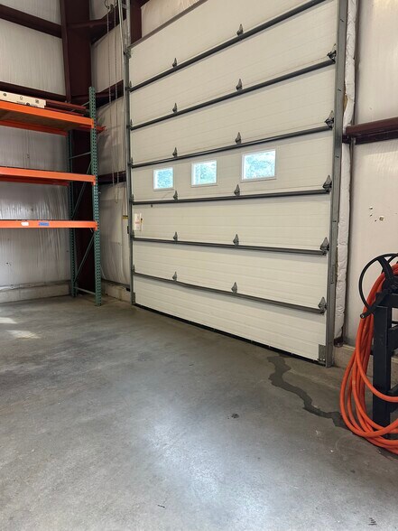 More Photos Of 61 Airport Dr, Rochester Service For Lease