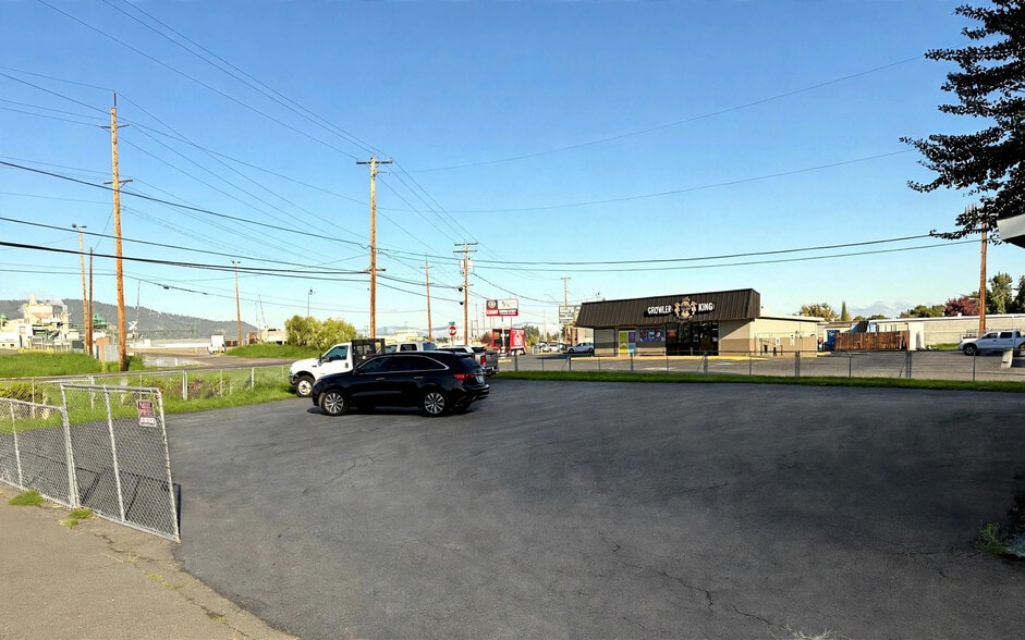 More Photos Of 3250 N Pacific Hwy, Medford Auto Dealership For Lease