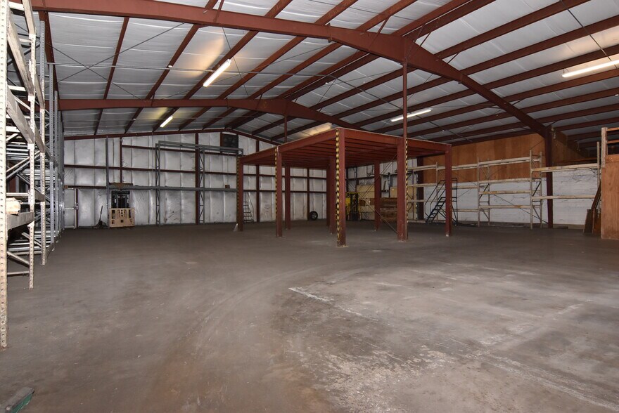 More Photos Of 38148 Bi State Blvd, Delmar Flex For Lease