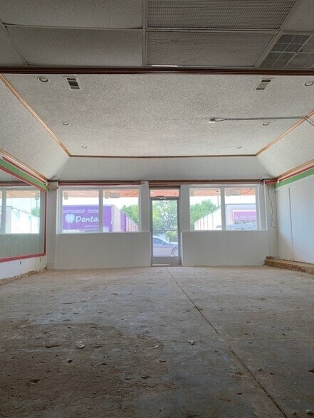 More Photos Of 2706 Samuell Blvd, Dallas Storefront For Lease
