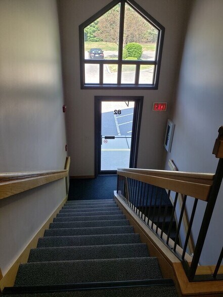 More Photos Of 82 Palomino Ln, Bedford Medical For Lease