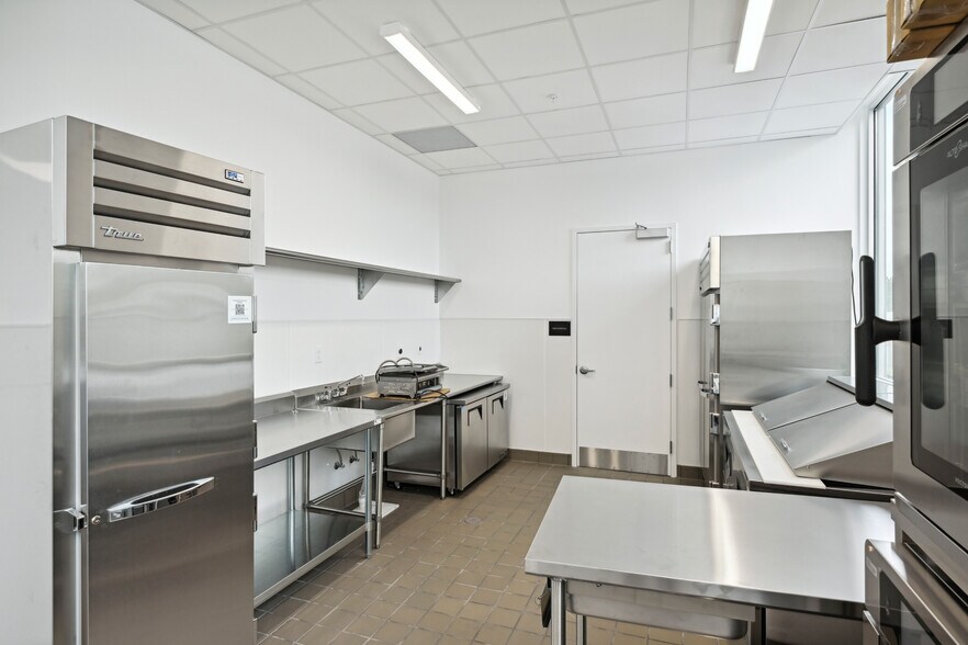 More Photos Of 159 Armour Dr NE, Atlanta Showroom For Lease