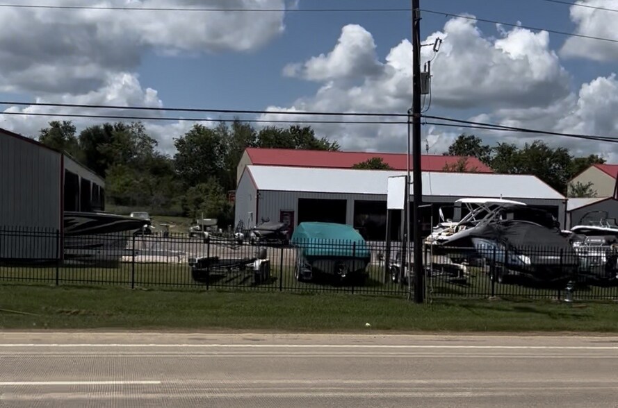 More Photos Of 19181 Highway 105 W, Montgomery Warehouse For Lease