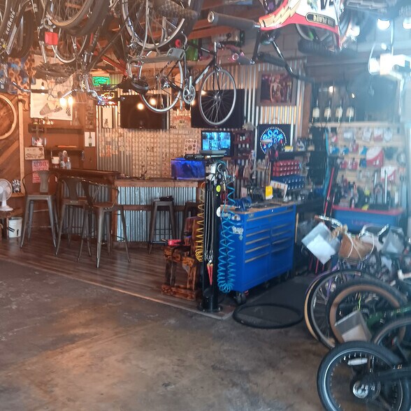 More Photos Of 1880 S Redondo Blvd, Los Angeles General Retail For Sale