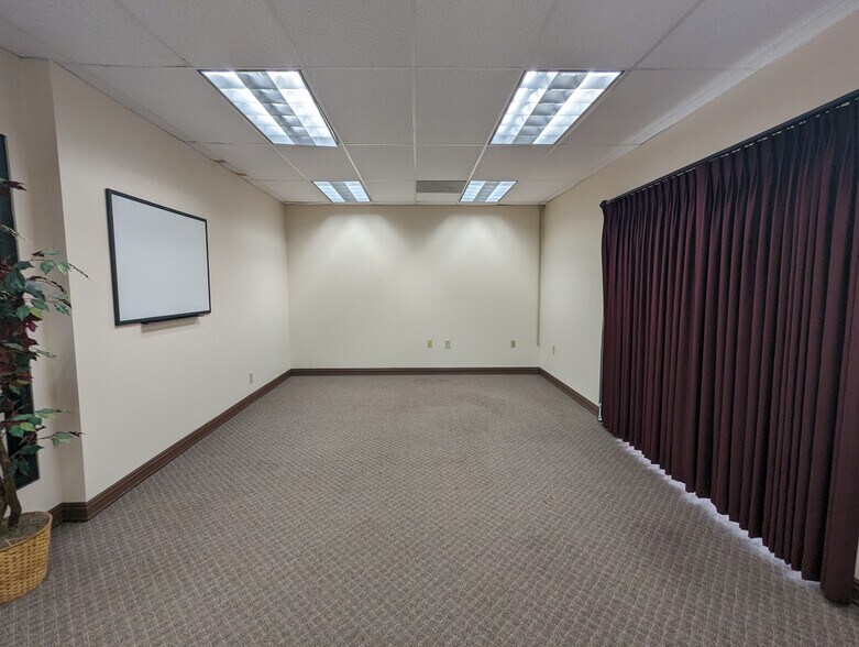 More Photos Of 2660 Sweetgum Ln, Beaumont Office For Sale