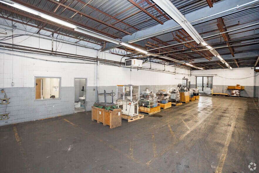 More Photos Of 11 E 2nd St, Mineola Warehouse For Lease