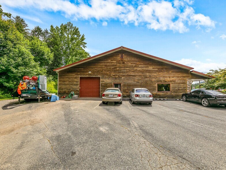 More Photos Of 271 Old Barn Rd, Hendersonville Medical For Sale