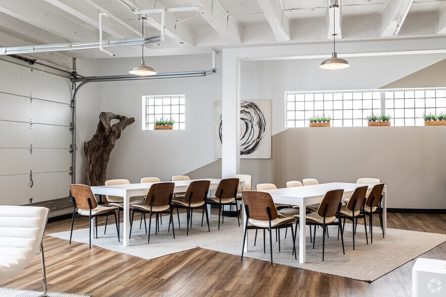 More Photos Of 325 E 31st St, Kansas City Office For Lease