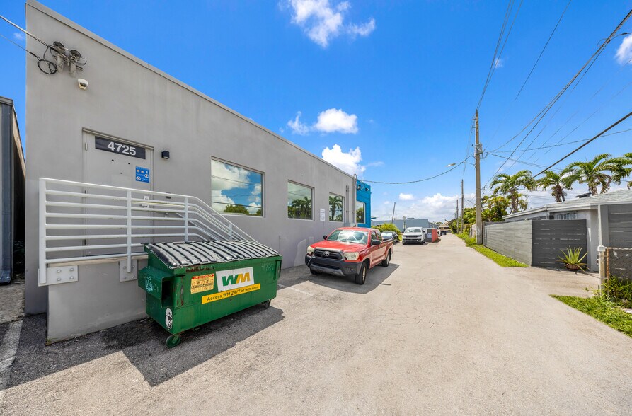 More Photos Of 4713-4725 SW 8th St, Miami Storefront For Lease
