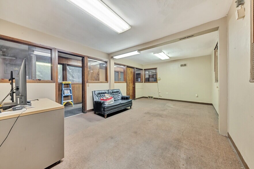 More Photos Of 98 Sproul St, McKees Rocks Truck Terminal For Sale