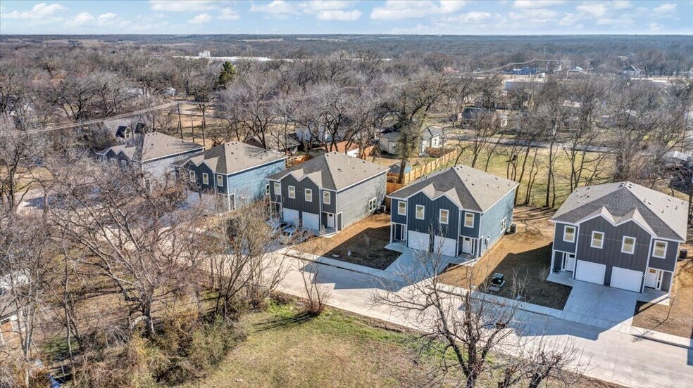 More Photos Of 400-414 E 7th St, Bonham Apartments For Sale