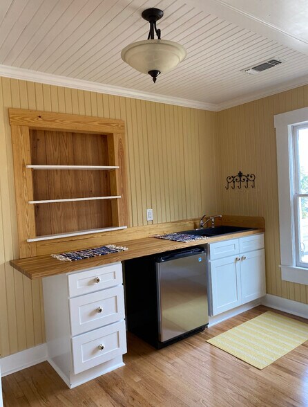 More Photos Of 1600 S Ford St, Llano Storefront Retail Office For Sale