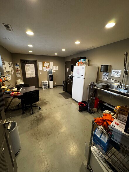 More Photos Of 990 Cottonwood Ave, Seward Warehouse For Sale