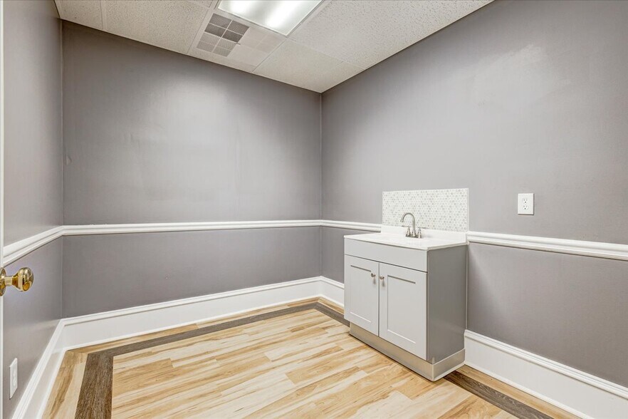 More Photos Of 7175 Jonesboro Rd, Morrow Office For Lease