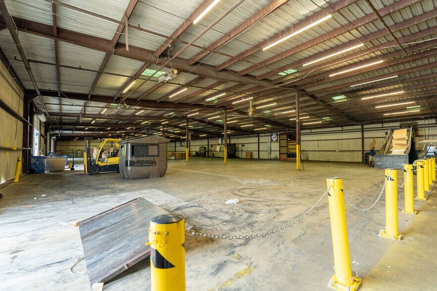 More Photos Of 89 Green St, Warner Robins Warehouse For Sale