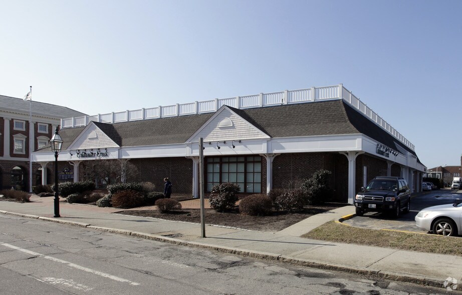 More Photos Of 3-51 Long Wharf Mall, Newport Storefront Retail Office For Lease
