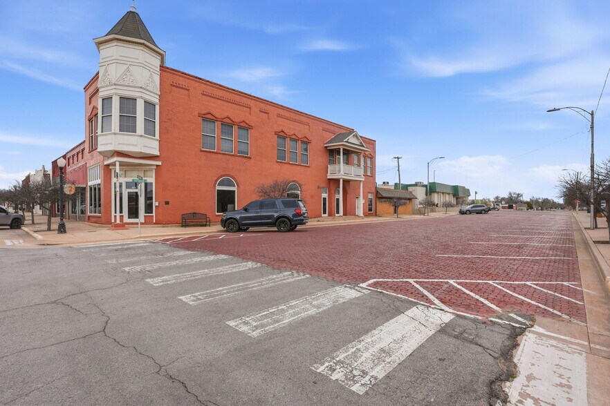 More Photos Of 115 N Jefferson Ave, Elk City Office For Sale