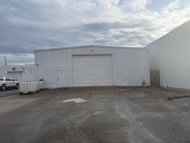 Primary Photo Of 5819 S Owasso Ave, Tulsa Warehouse For Lease
