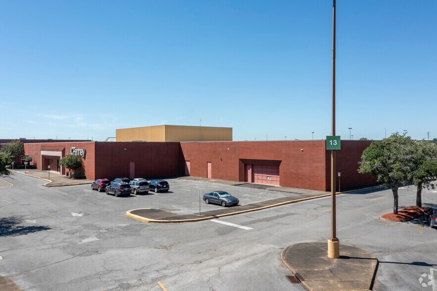 More Photos Of 1701 McFarland Blvd E, Tuscaloosa Storefront For Lease