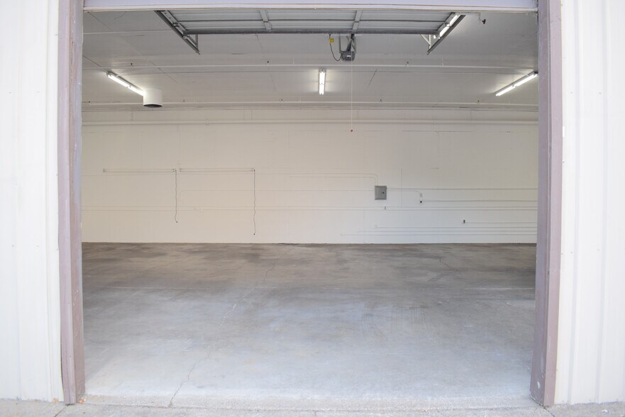 More Photos Of 4216 W 7th Ave, Eugene Warehouse For Lease