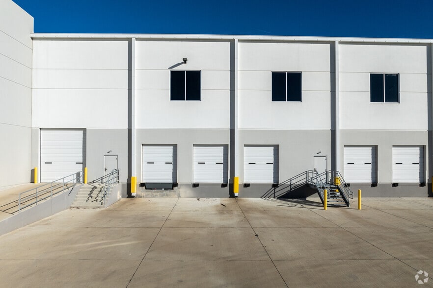 More Photos Of 540 S Town East Blvd, Mesquite Distribution For Lease