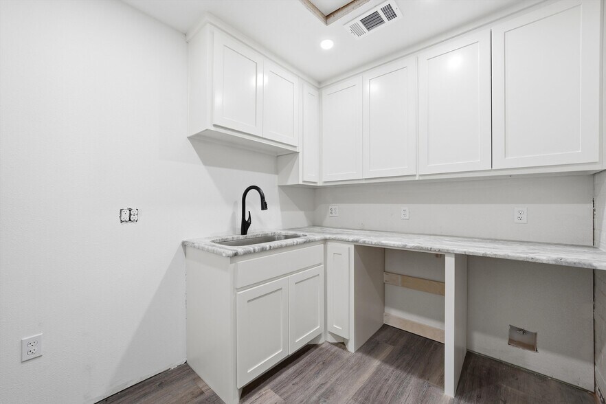 More Photos Of 1801 Franklin Ave, Waco Flex For Sale