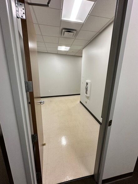 More Photos Of 5400-5536 NE Antioch Rd, Kansas City Unknown For Lease