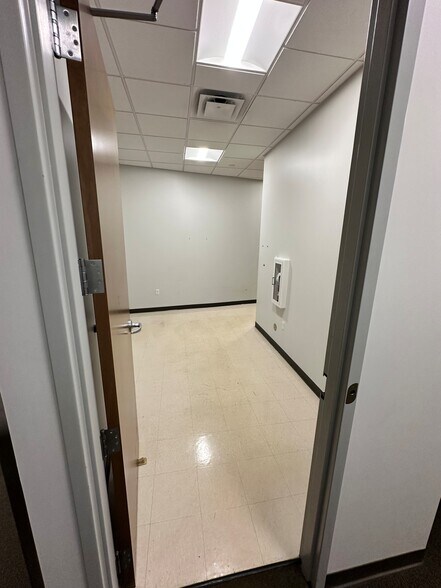 More Photos Of 5400-5536 NE Antioch Rd, Kansas City Unknown For Lease