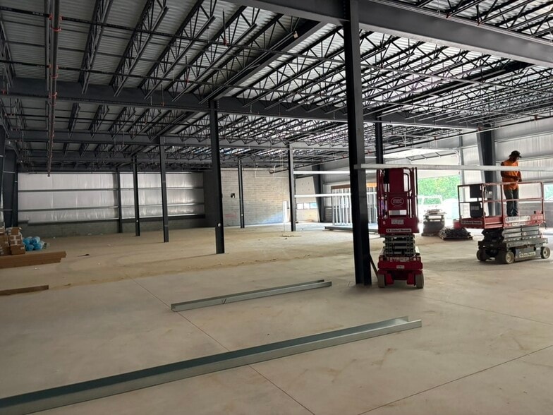 More Photos Of 17 Industrial dr, New Britain Manufacturing For Lease