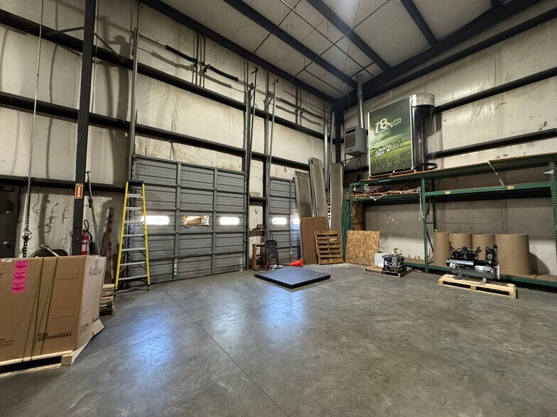 More Photos Of 10505 Maumelle Blvd, Maumelle Warehouse For Lease