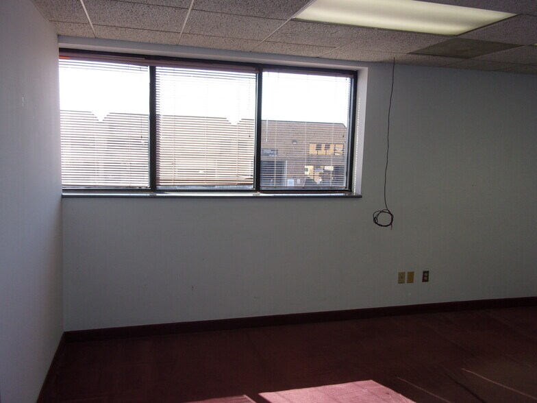 More Photos Of 114 Oakgrove Rd, Dulles Town Center Warehouse For Sale