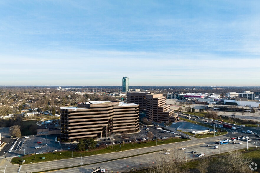 More Photos Of 17 W 110 22nd St, Oakbrook Terrace Office For Sale