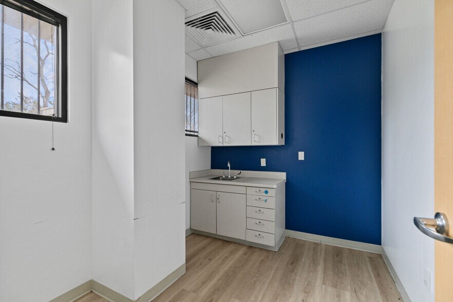 More Photos Of 5751 Blythewood St, Houston Medical For Sale