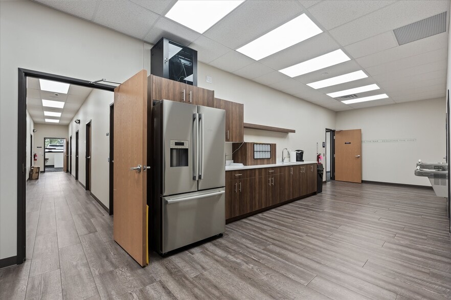More Photos Of 29444 Northwestern Hwy, Southfield Office For Sale