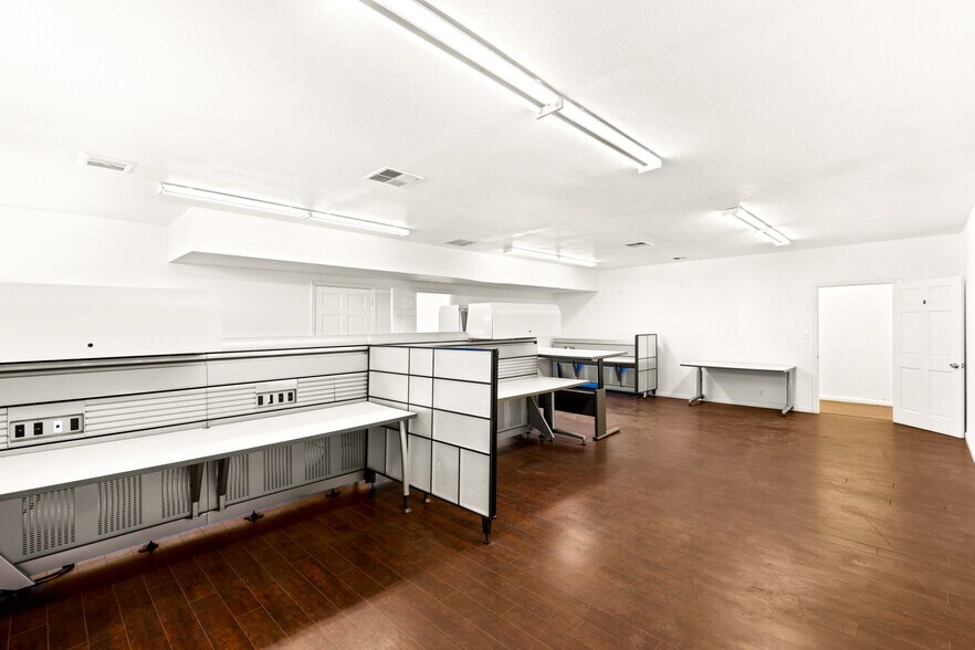 More Photos Of 830 E Sahara Ave, Las Vegas Office For Sale