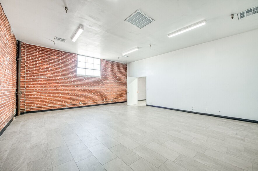 More Photos Of 135 Van Ness Ave, Fresno Warehouse For Lease