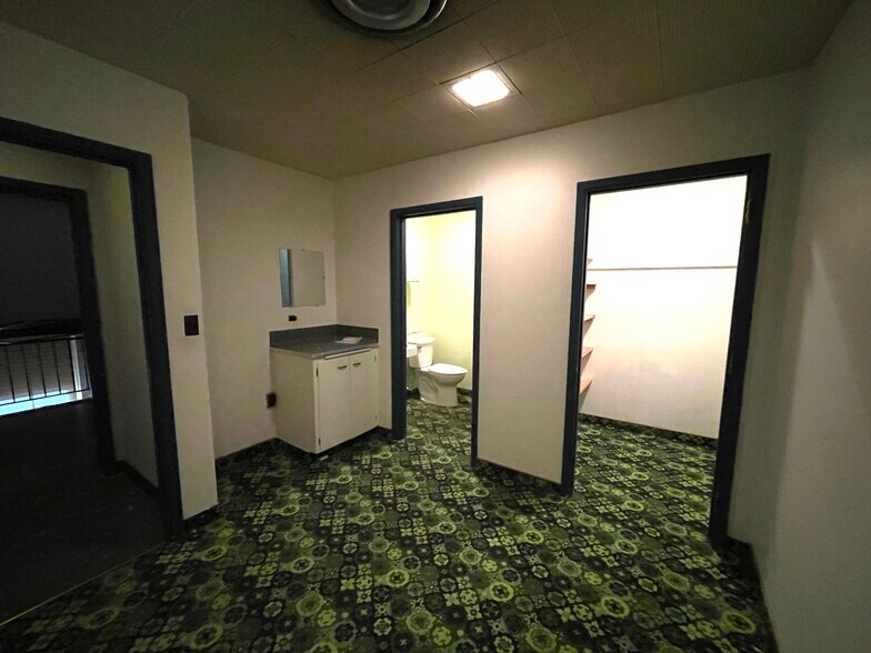 More Photos Of 300 E Main St, Pullman Bank For Sale